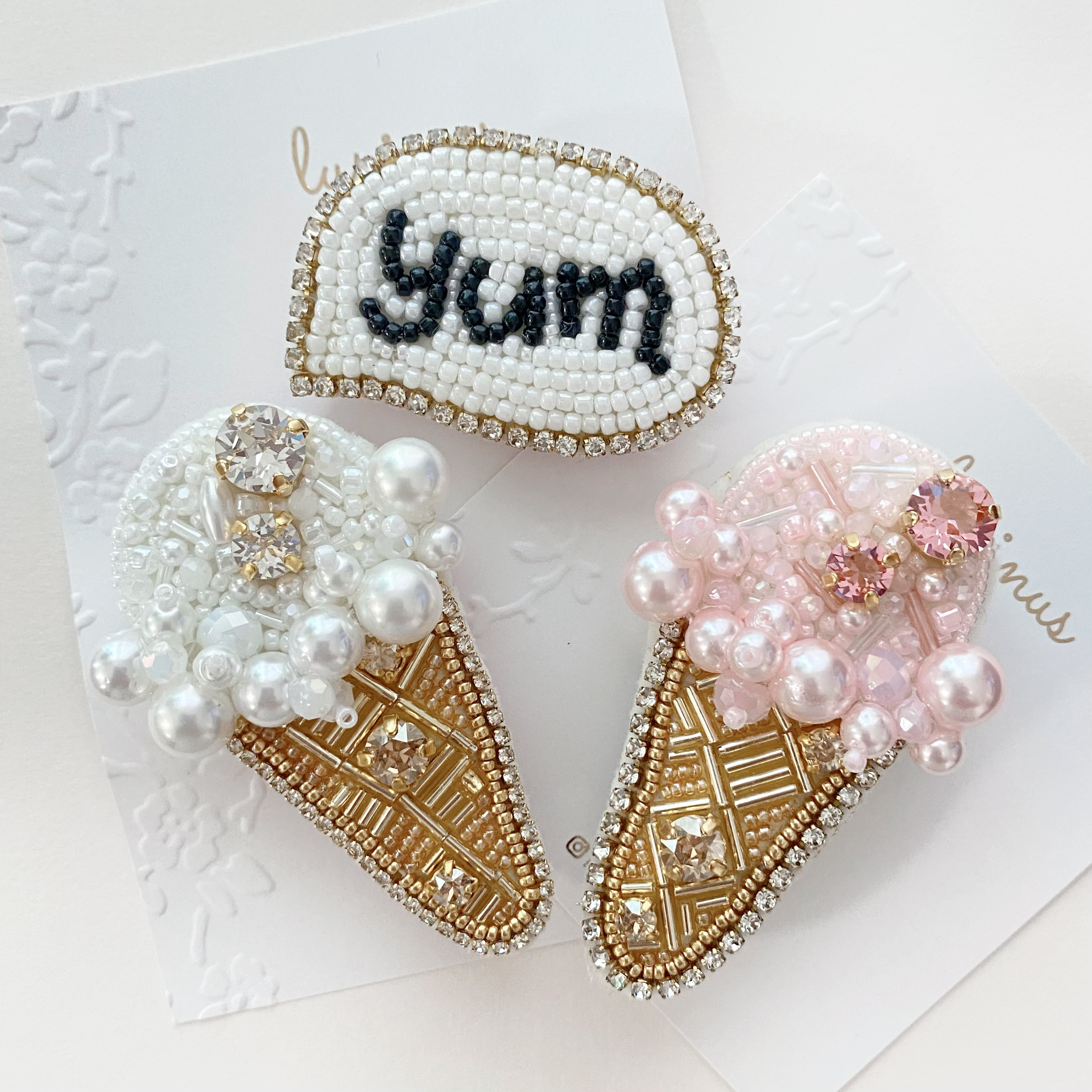 キラキラアイスクリームのブローチ(ビーズ刺繍) ブローチ lupinus 通販  