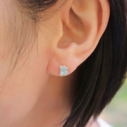 ☆アクアマリンの原石のピアス/ 片耳ピアス 18金 一点物 ピアス