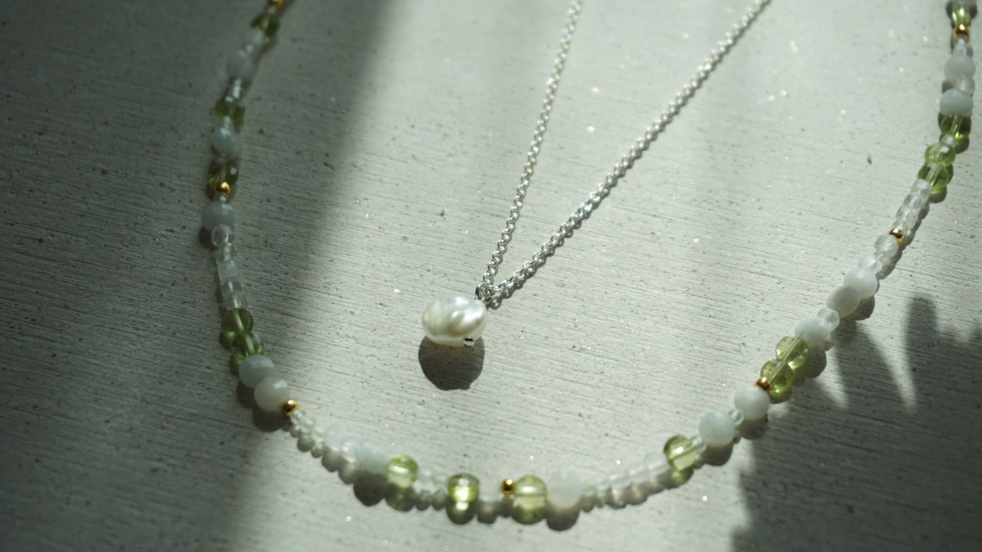 《サマーファッション》大人の落ち着きと優しさのある天然石ネックレス