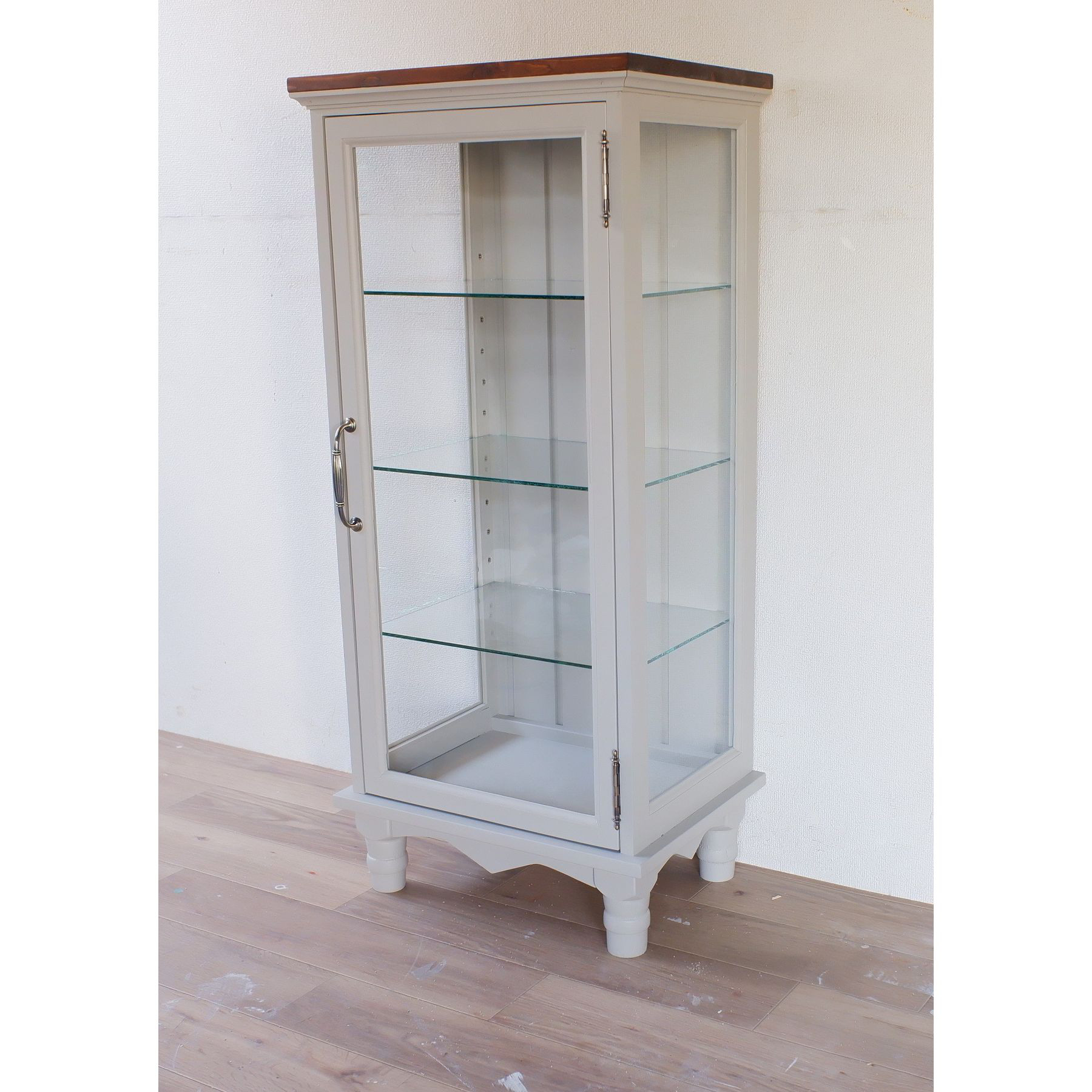 ろくろ脚のガラスキャビネット　ブライトベージュ×ミディアムブラウン塗装