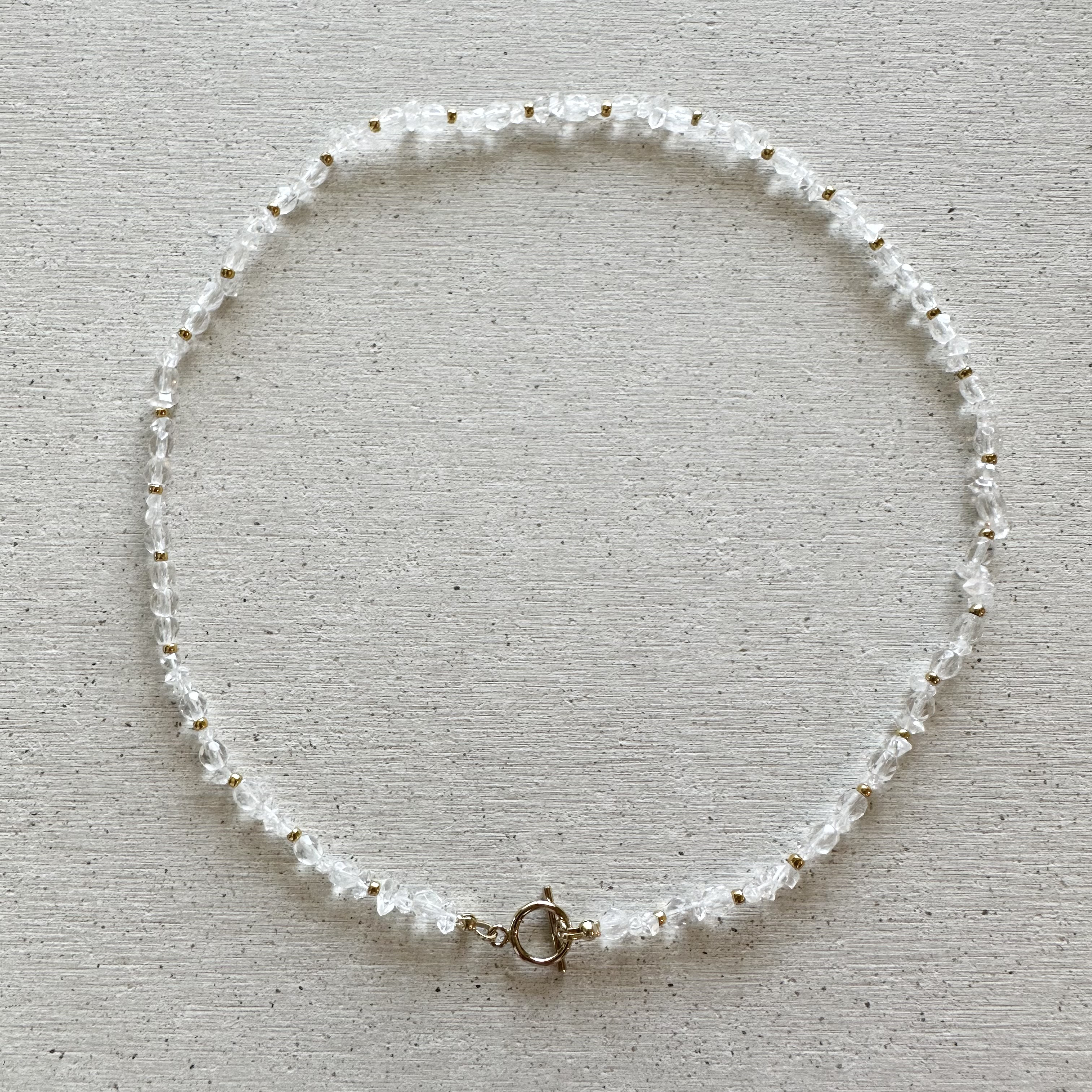 《休日アウトドア》輝きとエレガントさを放つ天然石ネックレス