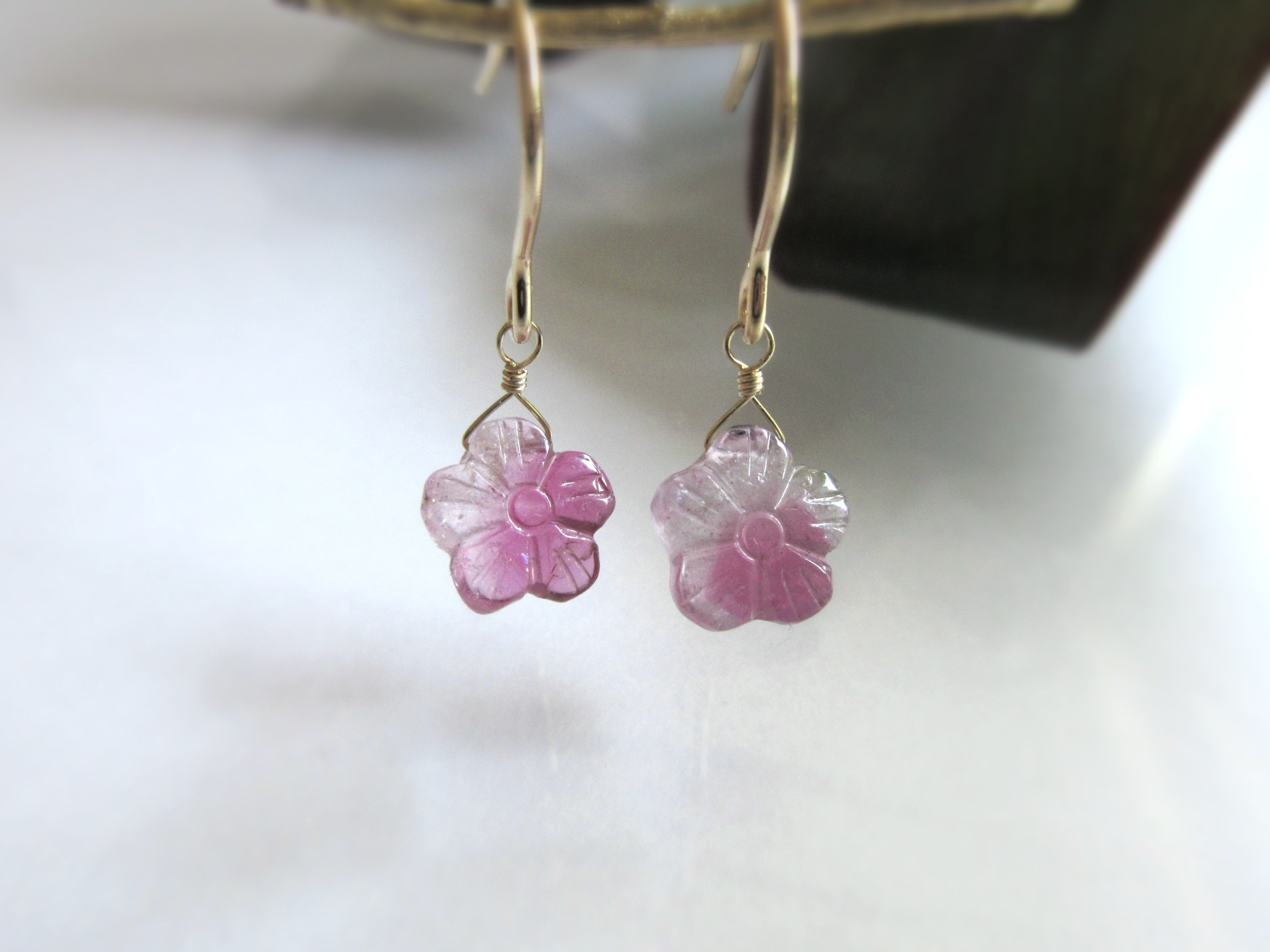 【10月の誕生石】希少「フラワーカービングバイカラートルマリン」14kgfピアス/イヤリング