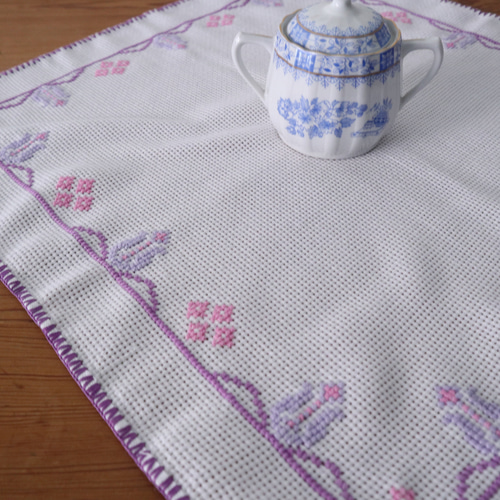 フランスの手仕事/紫のお花や幾何学模様の手刺繍 レトロな小さめ