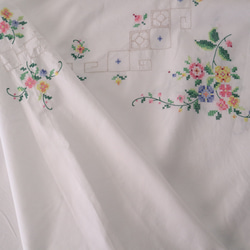 フランスの手仕事/淡い色のお花の手刺繍 大判サイズ テーブルクロス・生地 (ヴィンテージ リメイク素材） 14枚目の画像