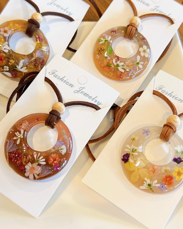 1098】レジン マトリカリア ネックレス ペンダント ハンドメイド