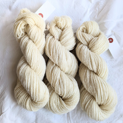 サンカク　55g　岩手県産羊　手紡ぎ毛糸 1枚目の画像