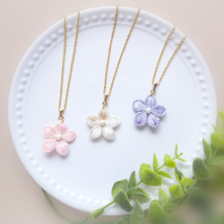 立体刺繍ネックレス　Gradation flower（ミルクティーベージュ） 9枚目の画像