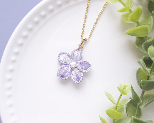 立体刺繍ネックレス Gradation flower（モデレートヴァイオレット