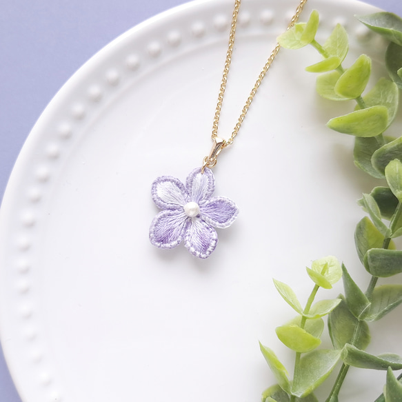 立体刺繍ネックレス Gradation flower（モデレートヴァイオレット