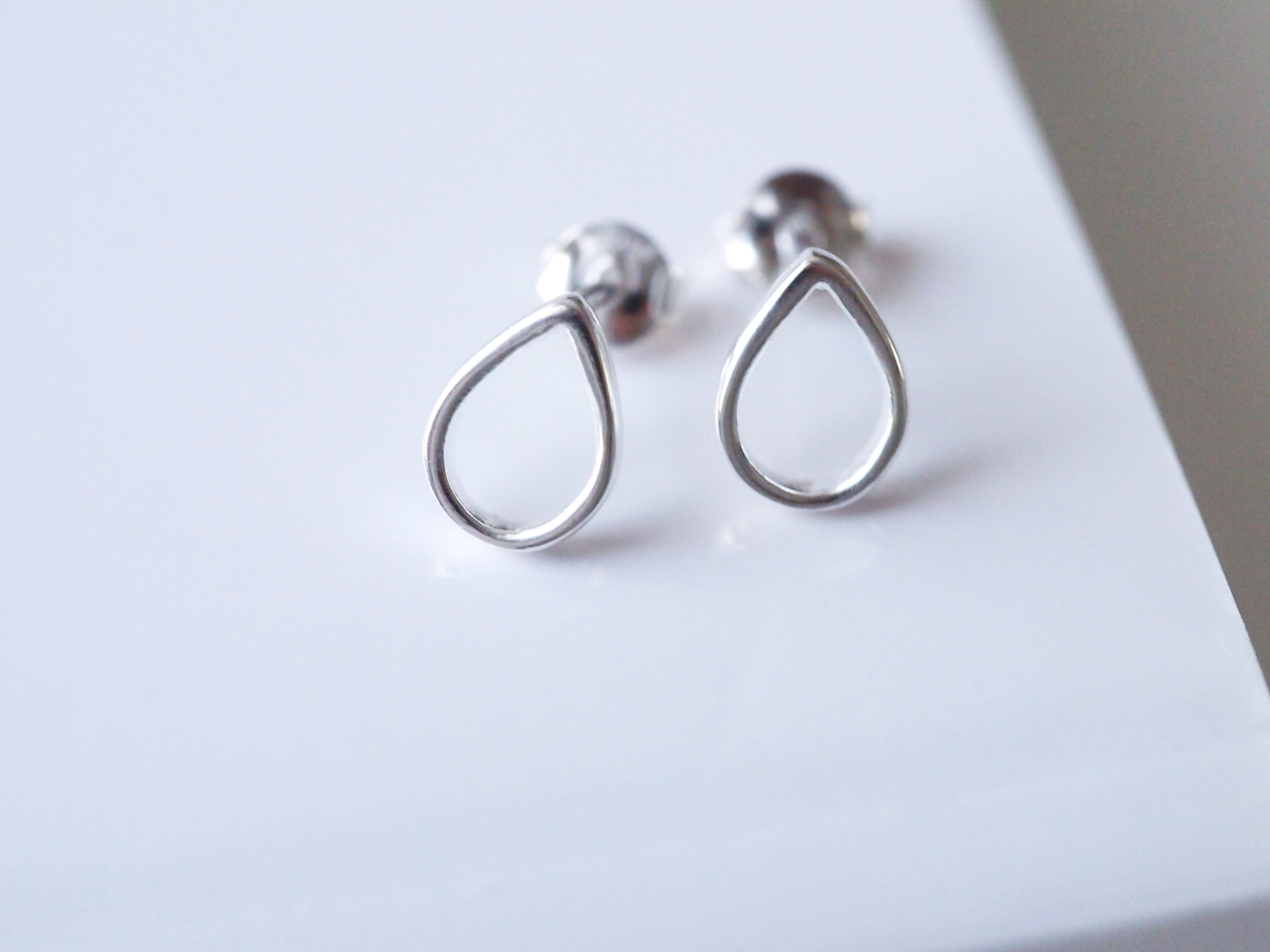 送料無料【SV925】しずく ドロップスタッドピアス ／雫 涙