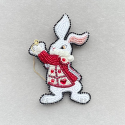 ビーズ刺繍のブローチ　-白ウサギ B (レッドジャケット)-rabbit 3枚目の画像