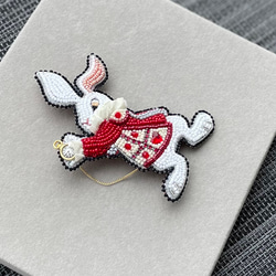 ビーズ刺繍のブローチ　-白ウサギ B (レッドジャケット)-rabbit 4枚目の画像