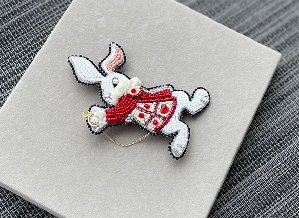 ビーズ刺繍のブローチ　-白ウサギ B (レッドジャケット)-rabbit 4枚目の画像