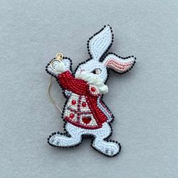 ビーズ刺繍のブローチ　-白ウサギ B (レッドジャケット)-rabbit 2枚目の画像