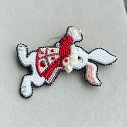 ビーズ刺繍のブローチ　-白ウサギ B (レッドジャケット)-rabbit 5枚目の画像