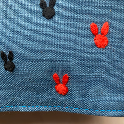 文庫用 ブックカバー　赤と黒　うさぎの刺繍付き 3枚目の画像