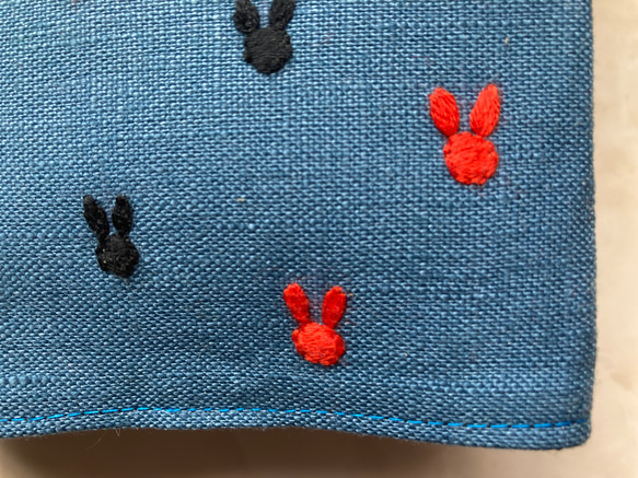 文庫用 ブックカバー　赤と黒　うさぎの刺繍付き 3枚目の画像