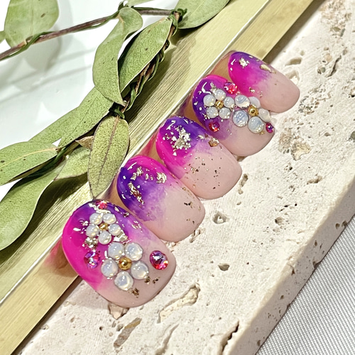紫&ピンクの縦グラデーション 金箔散らし 5枚花 ネイル ネイルチップ