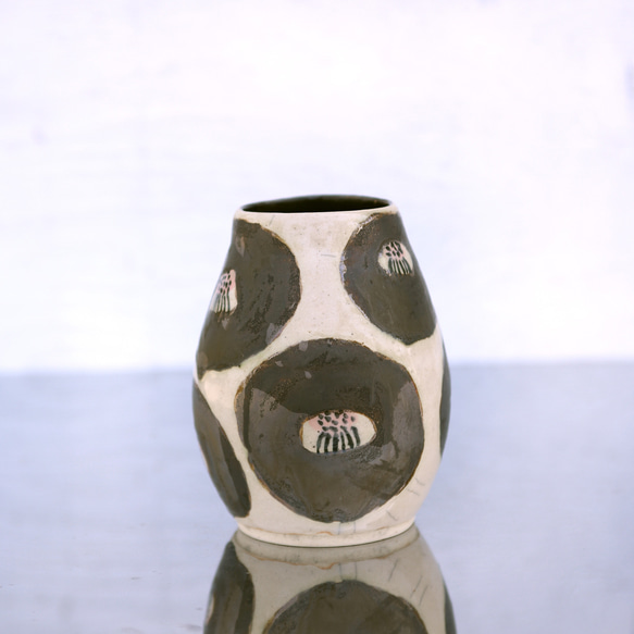 青銅釉山茶花瓶 第2張的照片