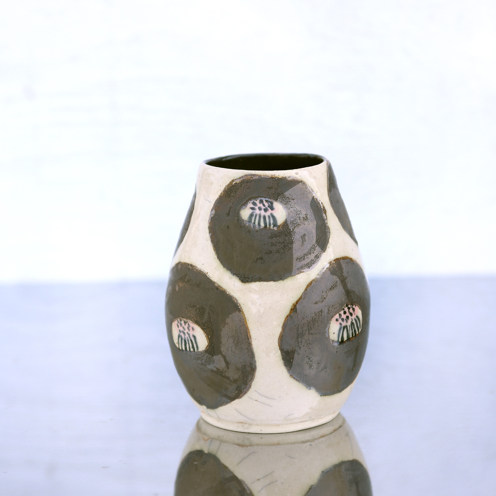 ブロンズ釉による椿絵の花器