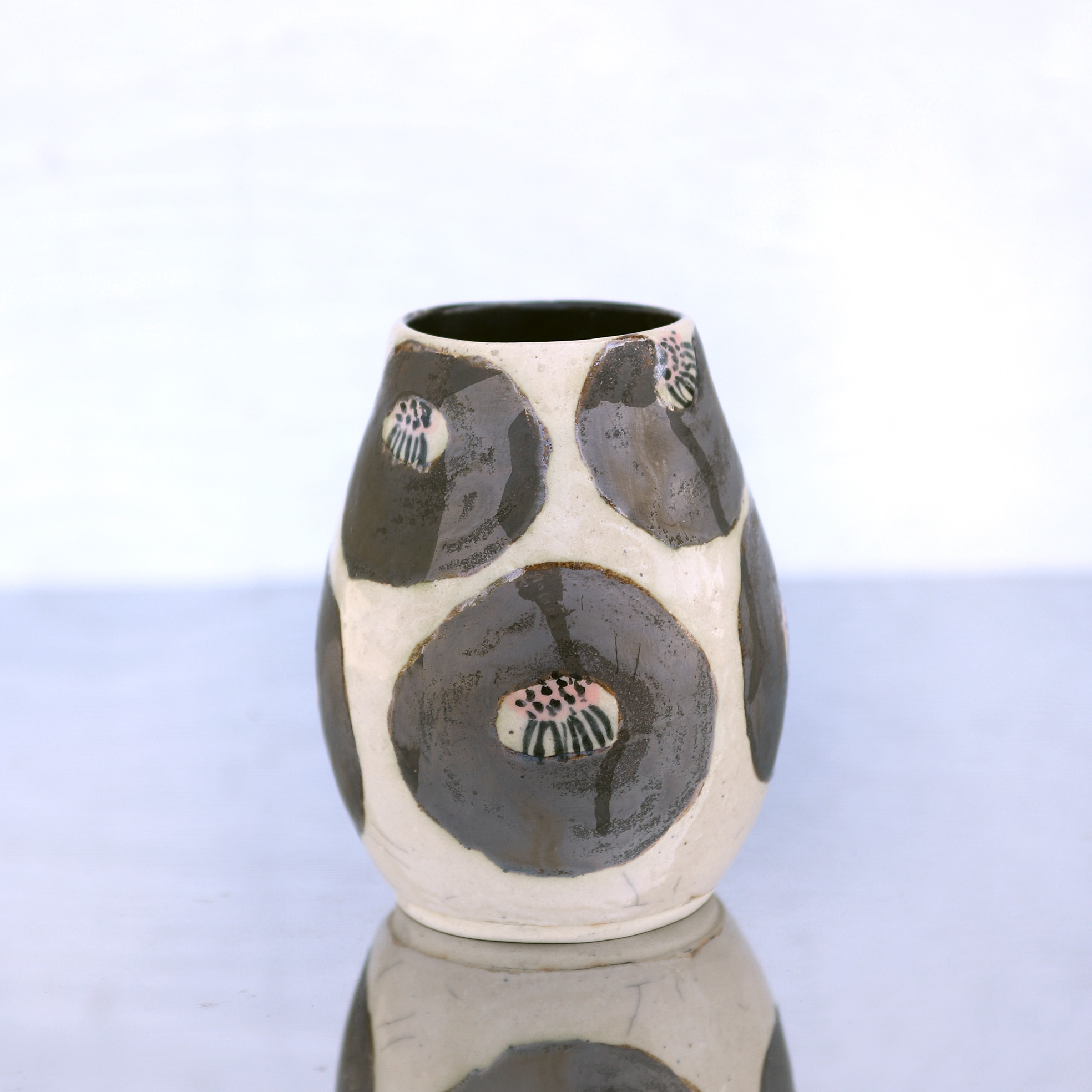 ブロンズ釉による椿絵の花器