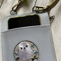 【3日以内に発送】シマエナガ刺繍　型押し牛革　スマホポーチ　ストラップ付　 4枚目の画像