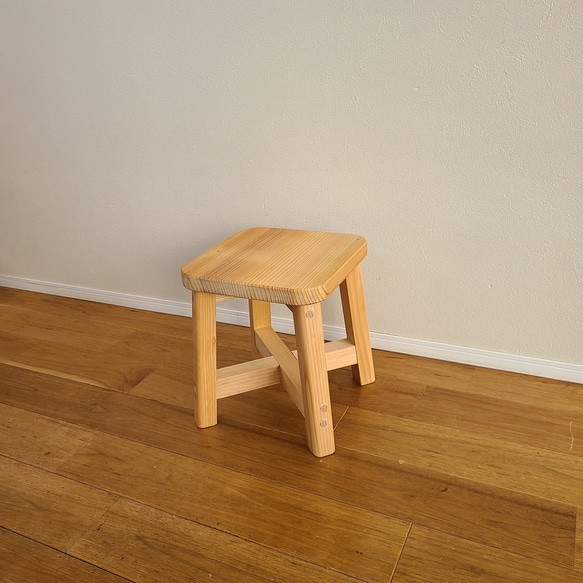 椅子や花台にもなるスツール　シンプル　素朴　ナチュラル　小さい　椅子　自然素材 1枚目の画像