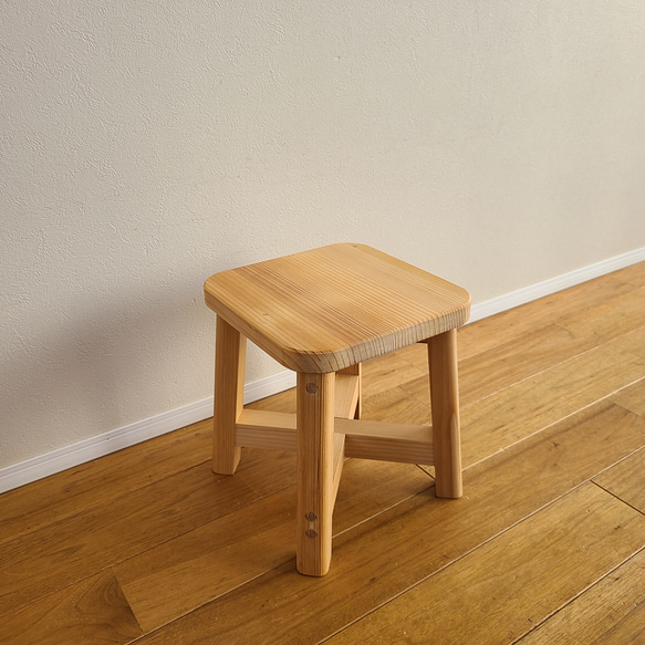 椅子や花台にもなるスツール　シンプル　素朴　ナチュラル　小さい　椅子　自然素材 3枚目の画像