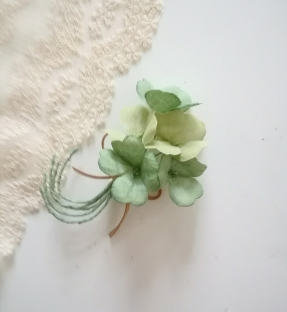 染め布花☆四つ葉と三つ葉のコサージュ 2枚目の画像