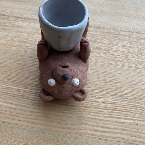 ひっくり返るクマさん。大事なものは落としません。陶器 置物 一輪挿し