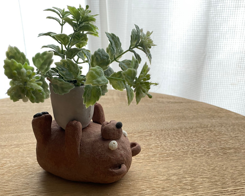 ひっくり返るクマさん。大事なものは落としません。陶器 置物 一輪挿し