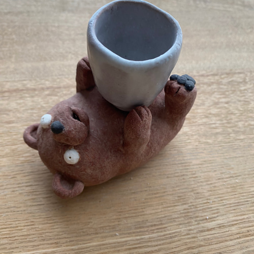 ひっくり返るクマさん。大事なものは落としません。陶器 置物 一輪挿し