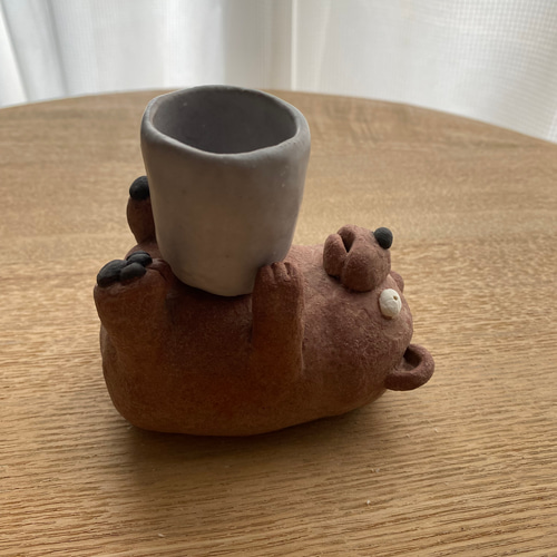 ひっくり返るクマさん。大事なものは落としません。陶器 置物 一輪挿し