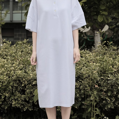 ゆったりとカジュアルなロングTシャツのワンピース くさい 