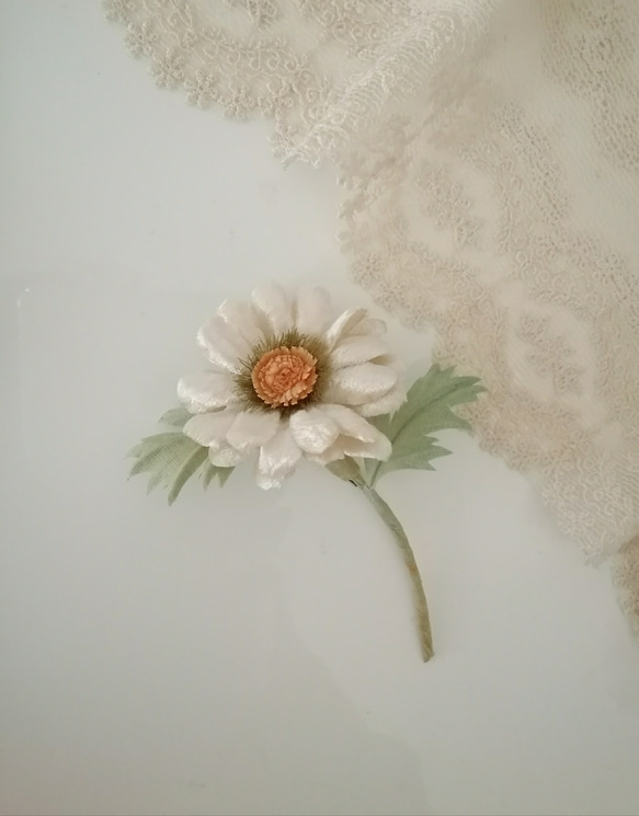 染め布花＊アンティークなマーガレットのコサージュ 2枚目の画像