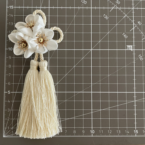 niko　被布飾り　10本 七五三 3歳 白梅のつまみ細工とタッセルの被布飾り 子供服 niko 通販