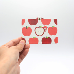 リンゴ大好きレッサーパンダパスケース　ブランド/リトルアニマル　キャラクター/グッズ　アニマルモチーフ 3枚目の画像