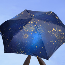 晴雨兼用、雨の中でも星空の世界を楽しめる、天体総柄（ゴールド） 折りたたみ傘・日傘（外側プリント） 1枚目の画像
