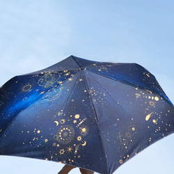 晴雨兼用、雨の中でも星空の世界を楽しめる、天体総柄（ゴールド） 折りたたみ傘・日傘（外側プリント） 2枚目の画像