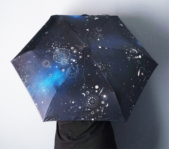 晴雨兼用、雨の中でも星空の世界を楽しめる、天体総柄（シルバー