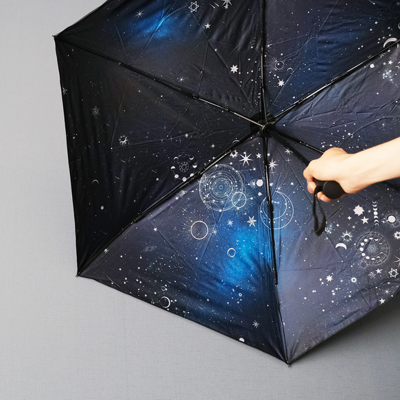 晴雨兼用、雨の中でも星空の世界を楽しめる、天体総柄（シルバー） 折りたたみ傘・日傘（内側プリント・外側ブラック） 2枚目の画像