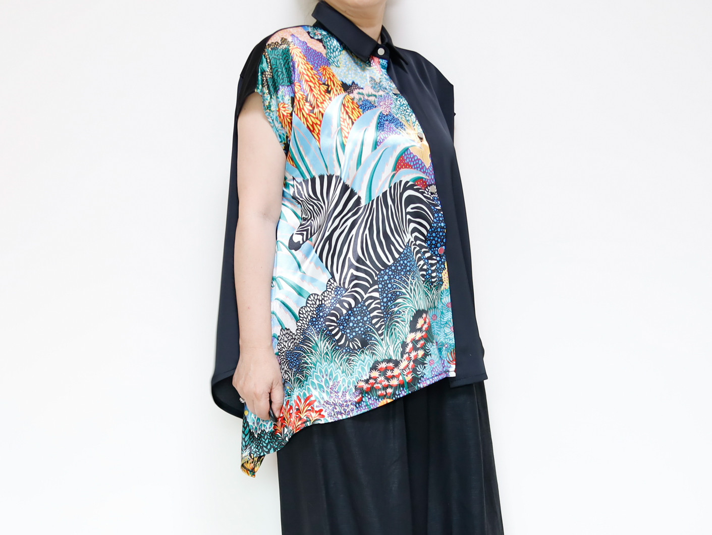 スカーフを使ったアシンメトリーノースリーブシャツ　1枚でモードにキマる！