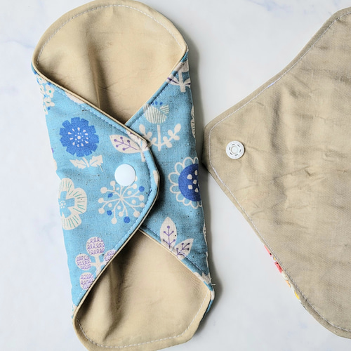 よもぎ染めのシルク布ナプキン Bタイプ ライトブルー蝶と花 コットン