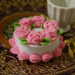 ピンクの薔薇ケーキ☆フェルト・スイーツ☆バッグチャーム☆なたーしゃ 1枚目の画像
