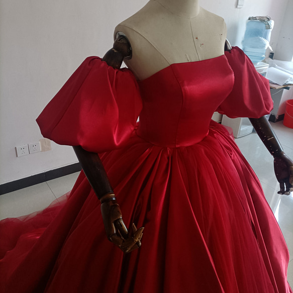 送料無料！カラードレス 赤 パフスリーブ ラッフルフリル 柔らかく重ねたチュールスカート 披露宴/結婚式 3枚目の画像