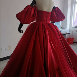 送料無料！カラードレス 赤 パフスリーブ ラッフルフリル 柔らかく重ねたチュールスカート 披露宴/結婚式 2枚目の画像