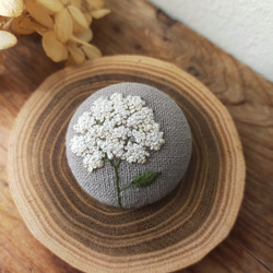 【紫陽花 アナベル】刺繍ブローチ 38mm グレー地 5枚目の画像