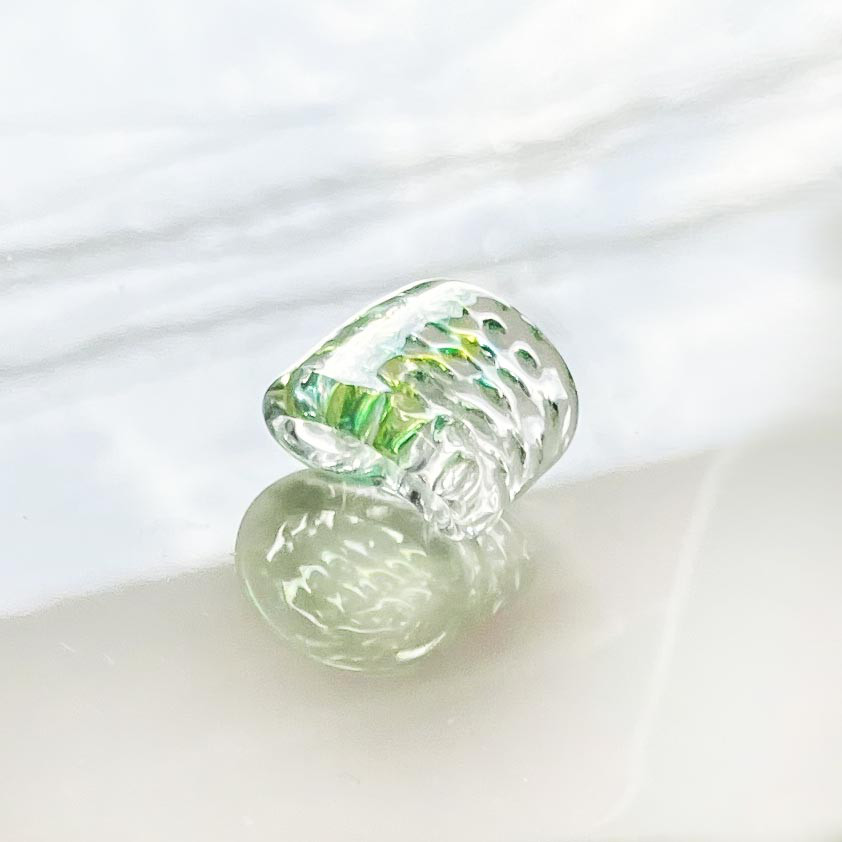 ガラスの帯留め　キラキラ 透明・クリアと銀粉の初夏の帯どめ　ガラス細工 オールガラス製