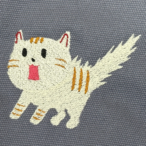 【送料無料】【現品限り】驚き猫の刺繍 スマホサイズミニショルダーバッグ＜グレー＞ 4枚目の画像