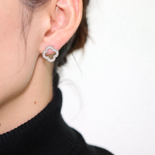 K18WG フラワーデザインピアス D0.30ct ピアス（スタッド・一粒